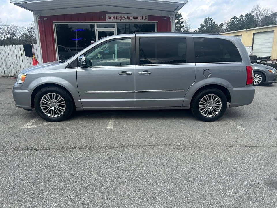 2013 Chrysler Town & Country - Image 2 of 21