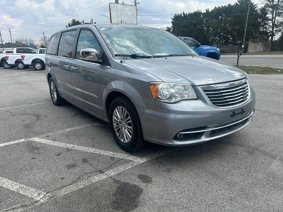 2013 Chrysler Town & Country - Image 7 of 21