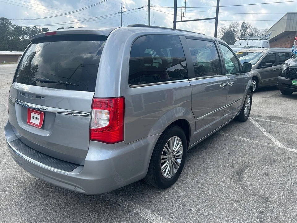 2013 Chrysler Town & Country - Image 5 of 21