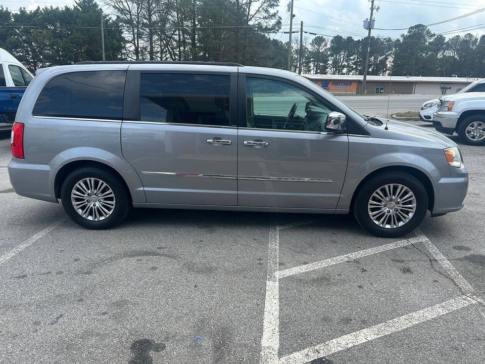 2013 Chrysler Town & Country - Image 6 of 21
