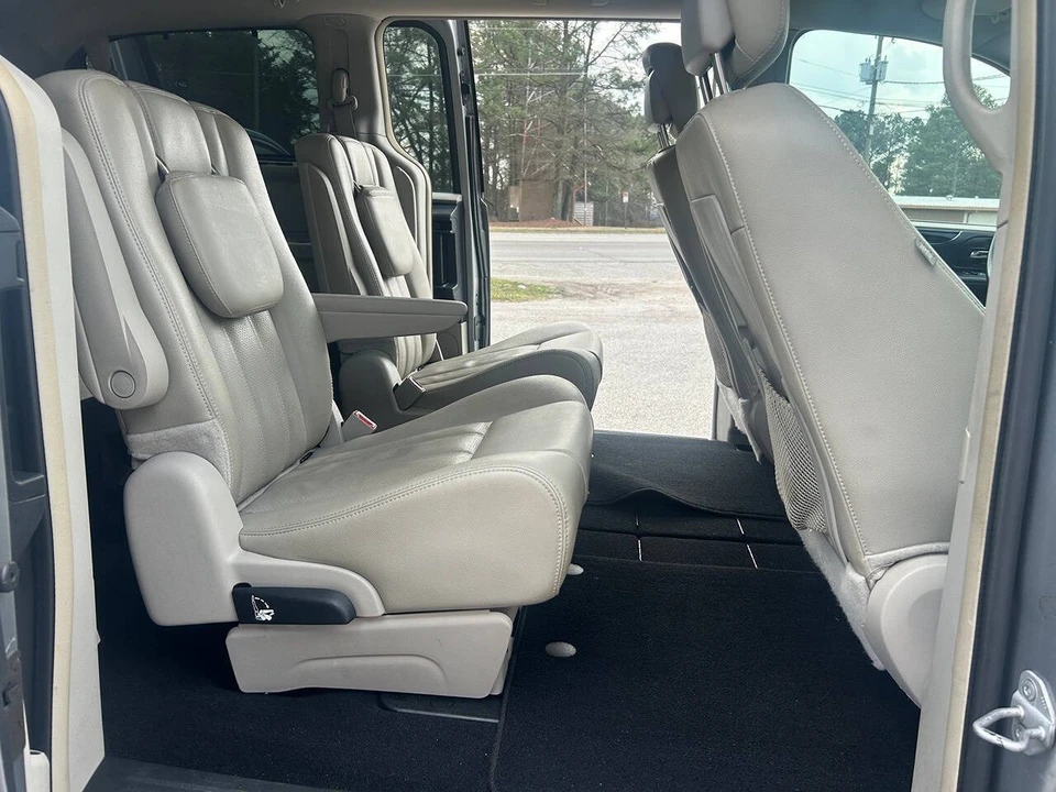 2013 Chrysler Town & Country - Image 15 of 21