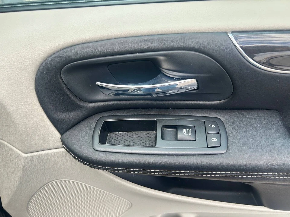 2013 Chrysler Town & Country - Image 17 of 21