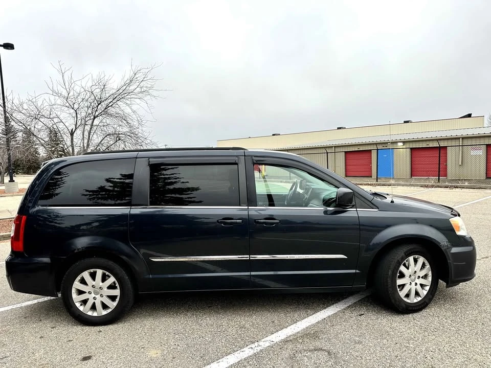 2013 Chrysler Town & Country - Image 4 of 12