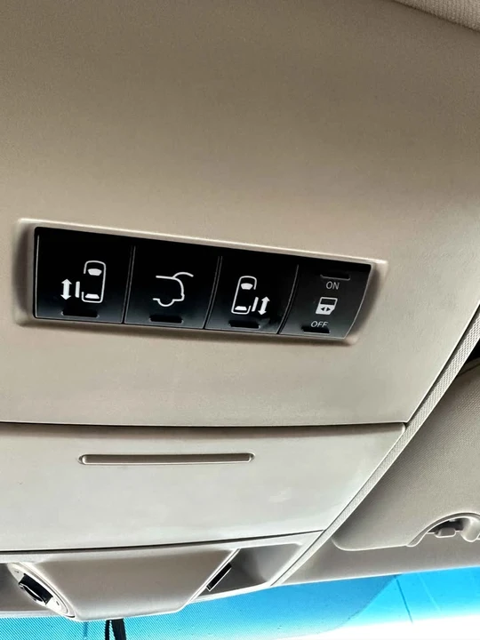 2013 Chrysler Town & Country - Image 8 of 12