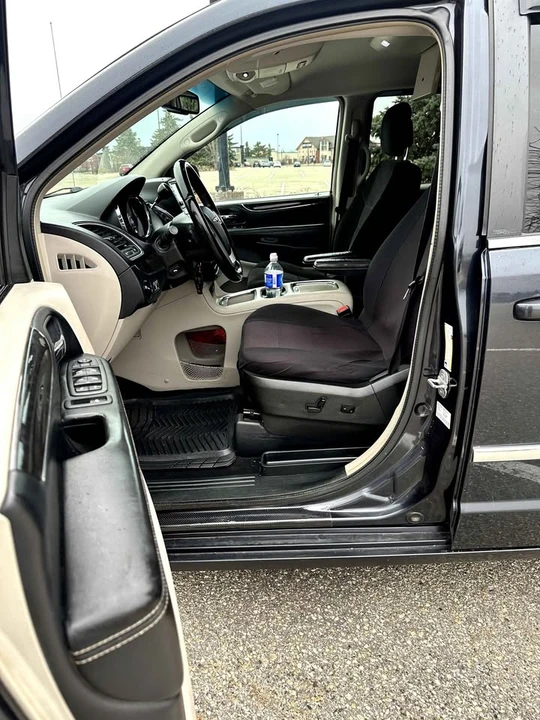 2013 Chrysler Town & Country - Image 6 of 12