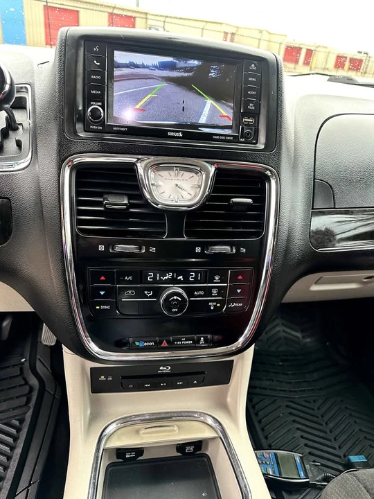 2013 Chrysler Town & Country - Image 9 of 12