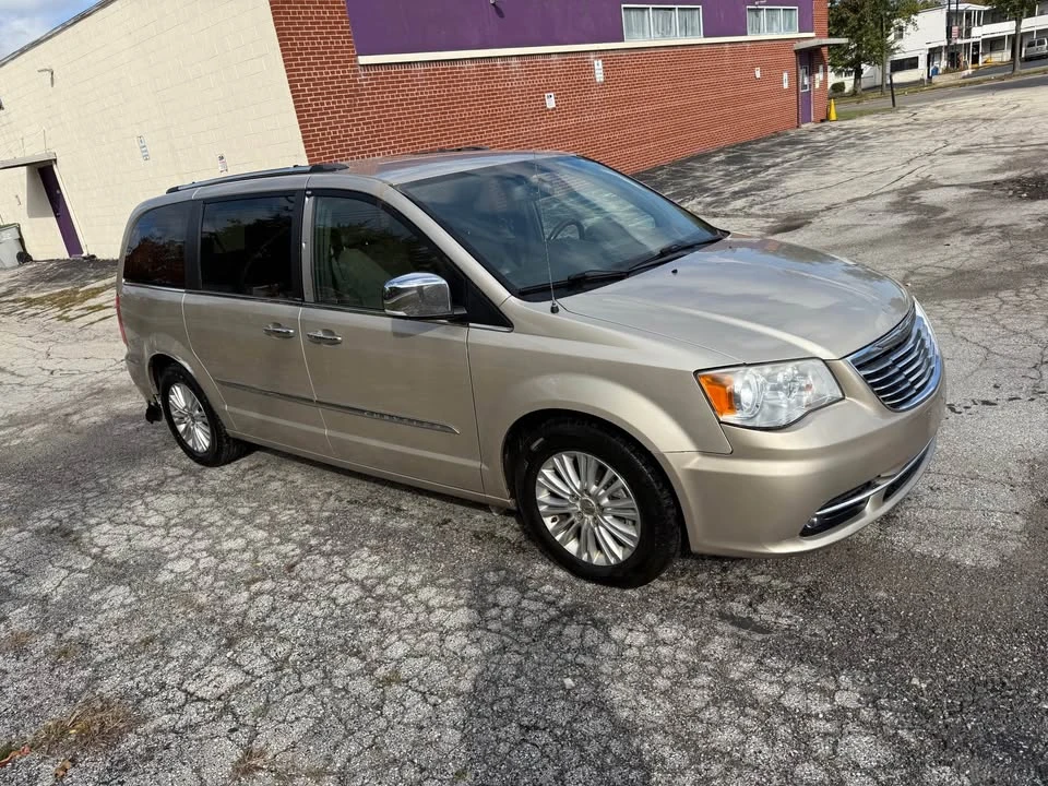 2013 Chrysler Town & Country - Image 2 of 9