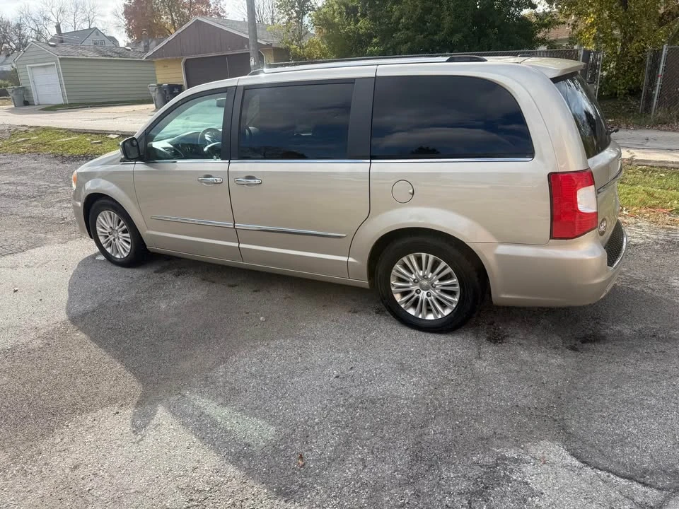 2013 Chrysler Town & Country - Image 3 of 9