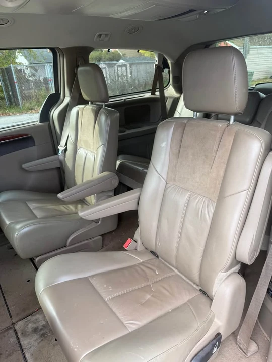2013 Chrysler Town & Country - Image 7 of 9