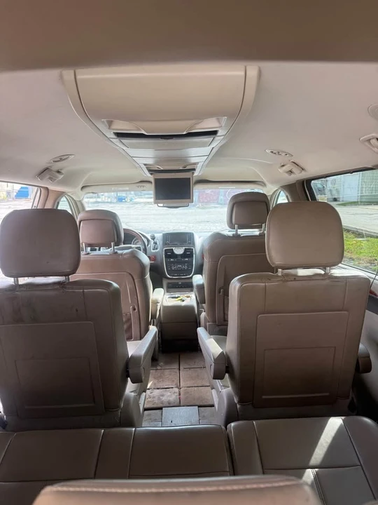 2013 Chrysler Town & Country - Image 8 of 9