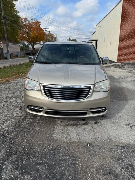 2013 Chrysler Town & Country - Image 5 of 9