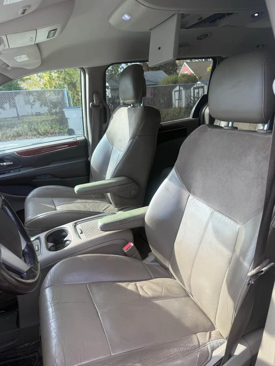 2013 Chrysler Town & Country - Image 6 of 9