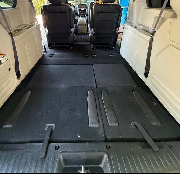 2013 Chrysler Town & Country - Image 10 of 11