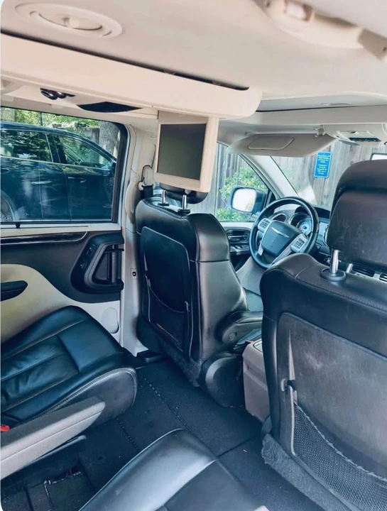 2013 Chrysler Town & Country - Image 6 of 11