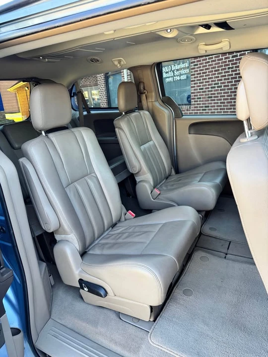 2013 Chrysler Town & Country - Image 6 of 12