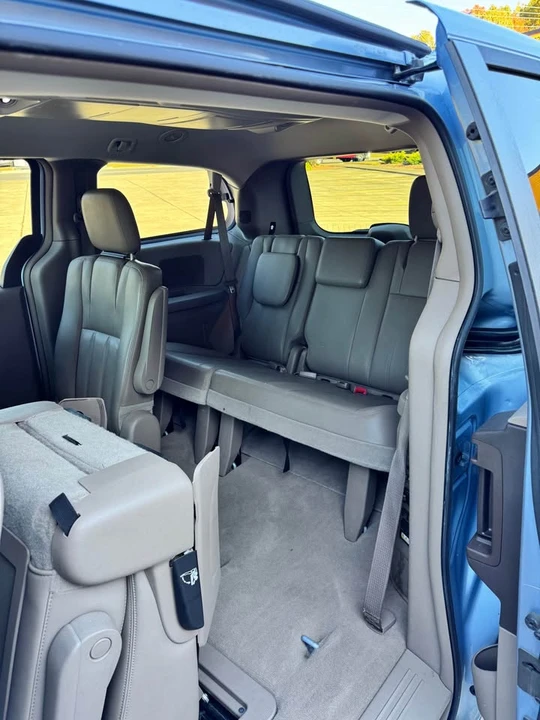 2013 Chrysler Town & Country - Image 11 of 12