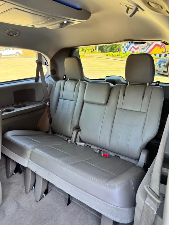 2013 Chrysler Town & Country - Image 9 of 12