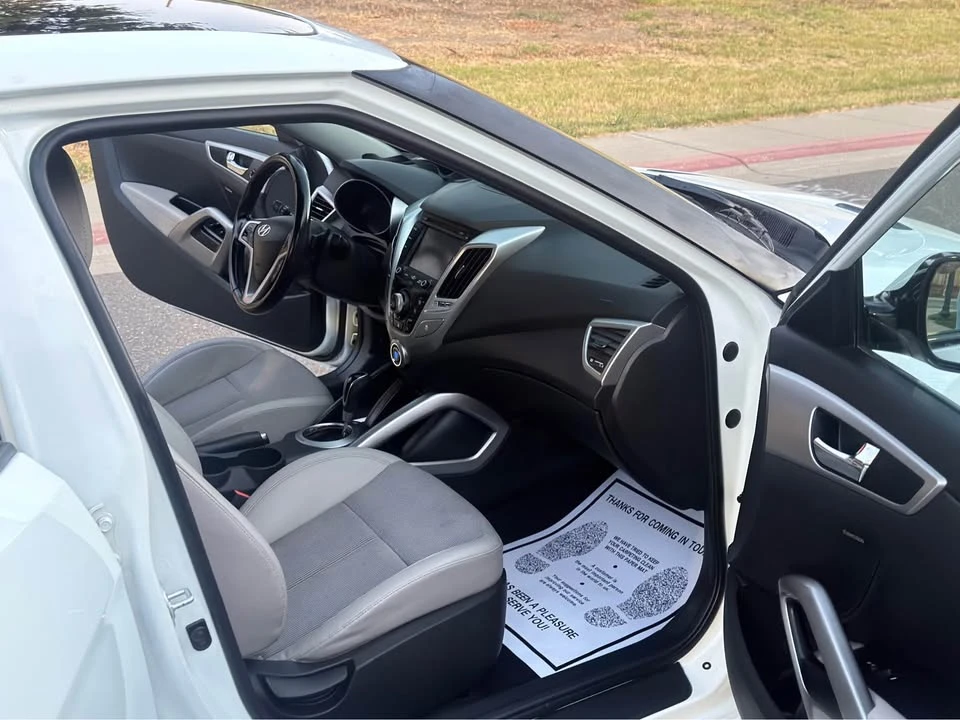 2013 Hyundai Veloster - Image 11 of 13