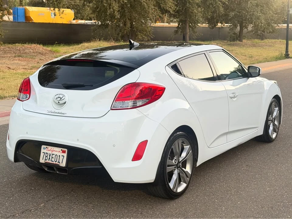 2013 Hyundai Veloster - Image 2 of 13