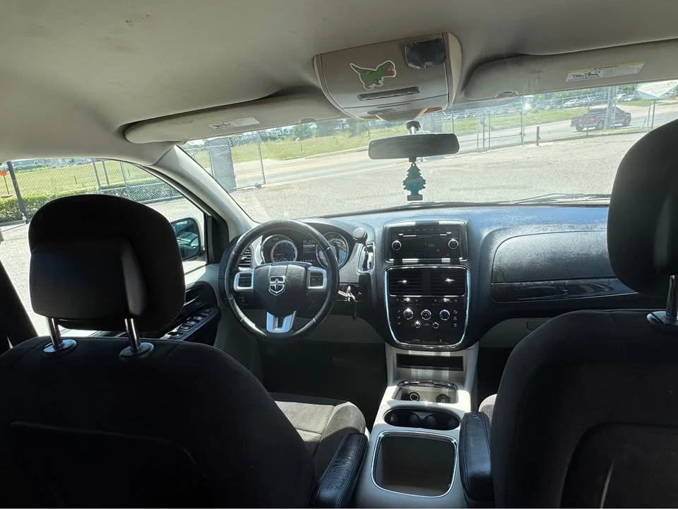 2013 Dodge Caravan - Image 6 of 10