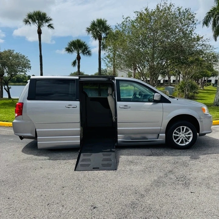 2013 Dodge Caravan - Image 4 of 21