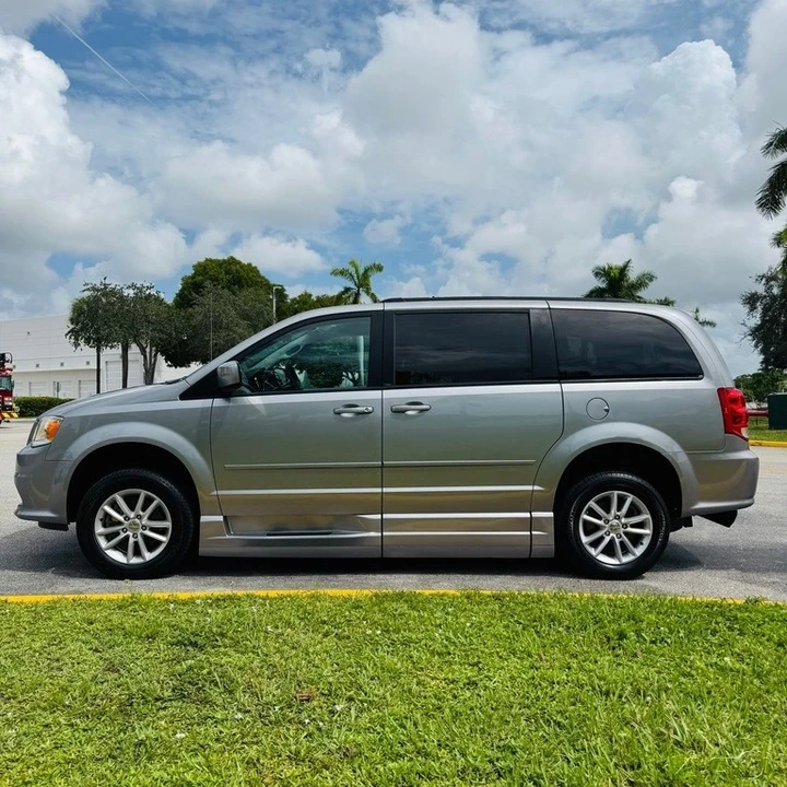 2013 Dodge Caravan - Image 16 of 21