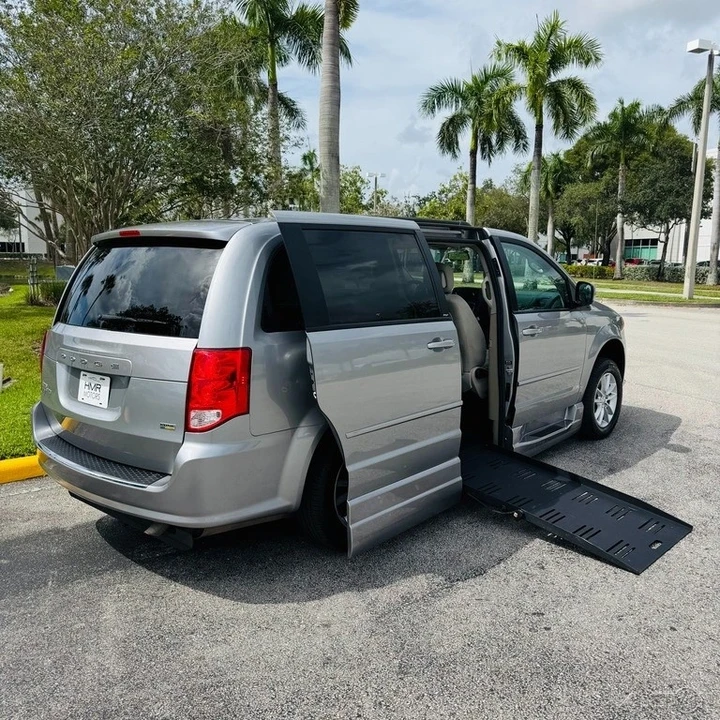 2013 Dodge Caravan - Image 3 of 21