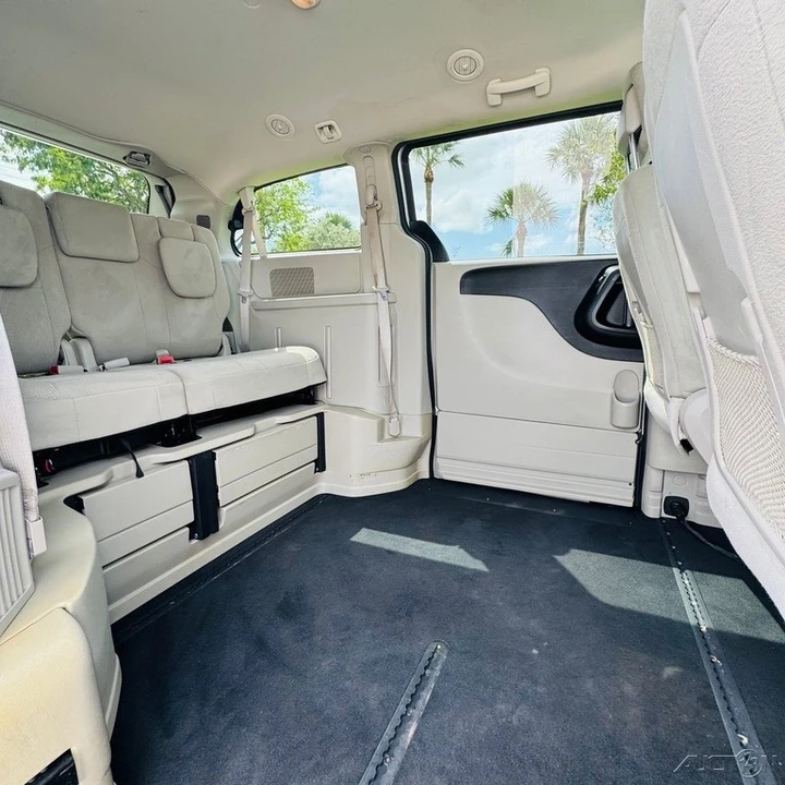 2013 Dodge Caravan - Image 6 of 21