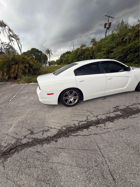 2013 Dodge Charger 7th Gen - Image 4 of 17