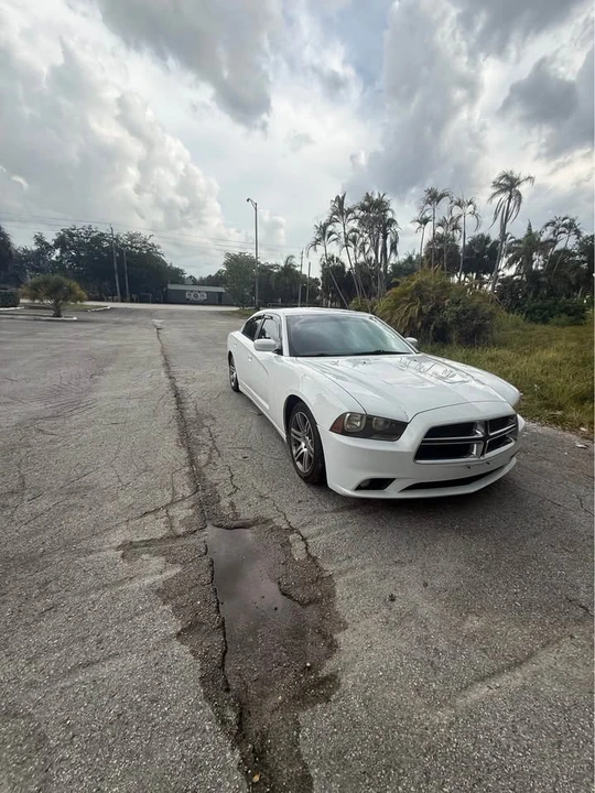 2013 Dodge Charger 7th Gen - Image 2 of 17