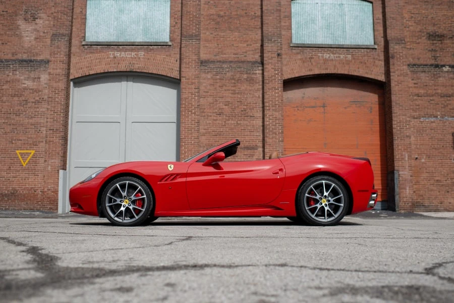 2013 Ferrari California - Image 2 of 31