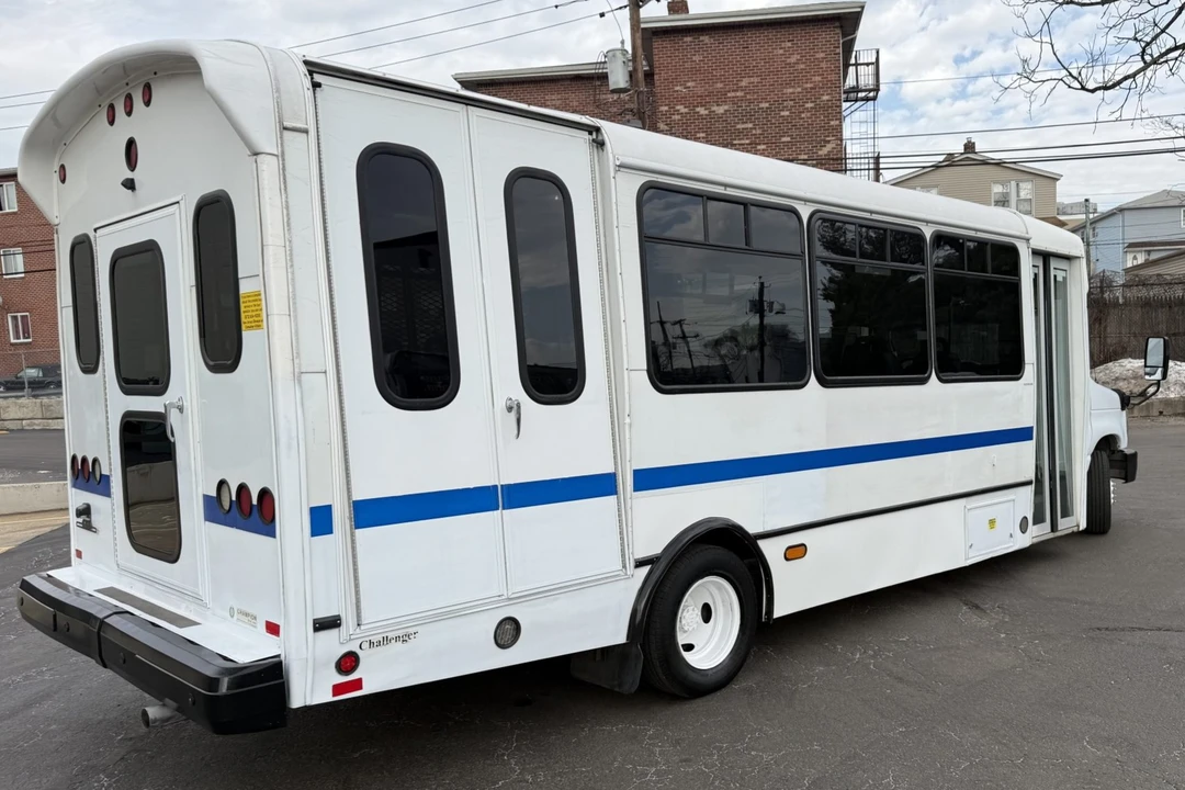 2013 Ford Econoline Van - Image 2 of 9