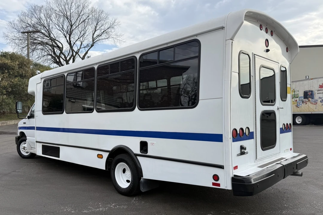 2013 Ford Econoline Van - Image 2 of 9