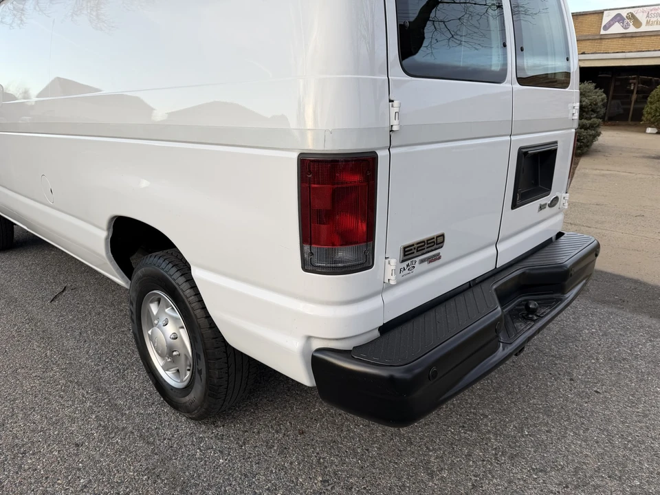 2013 Ford Econoline Van - Image 17 of 21