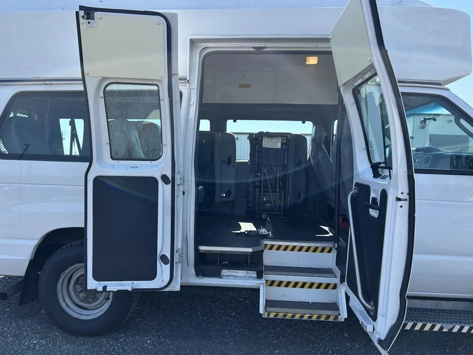 2013 Ford Econoline Van - Image 2 of 9