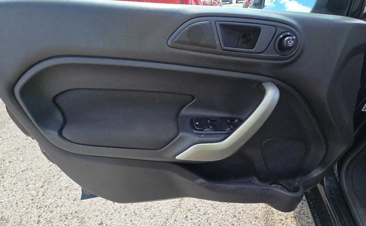 2013 Ford Fiesta - Image 9 of 12