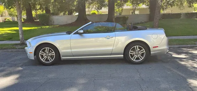 2013 Ford Mustang Convertible 2D