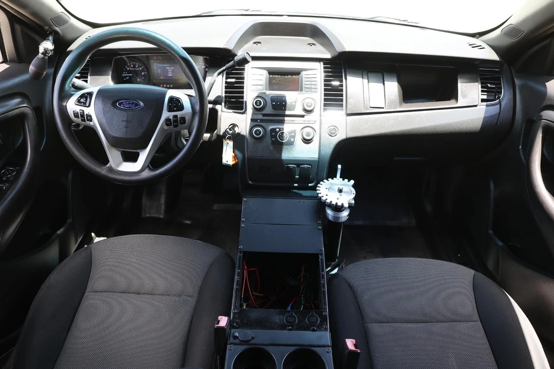 2013 Ford Crown Victoria - Image 2 of 31