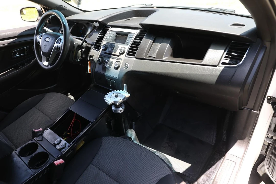 2013 Ford Crown Victoria - Image 18 of 31