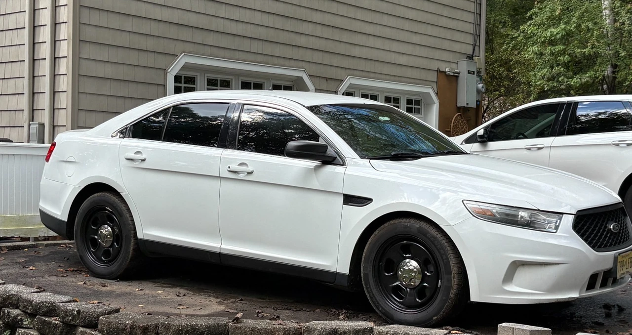 2013 Ford Taurus 5th Gen - Image 2 of 21