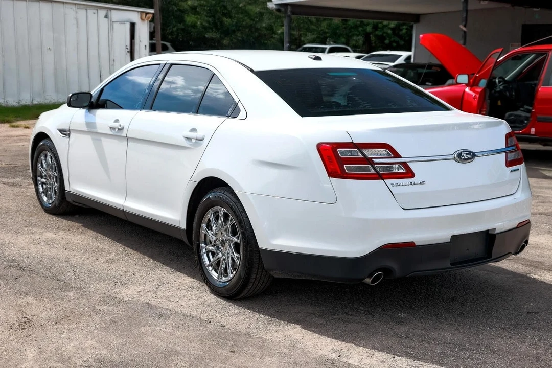 2013 Ford Taurus 5th Gen - Image 5 of 12