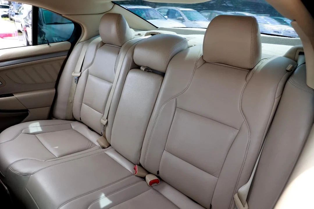 2013 Ford Taurus 5th Gen - Image 8 of 12