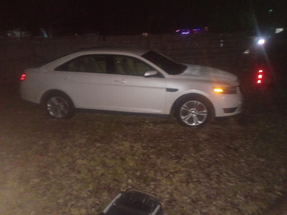 2013 Ford Taurus 5th Gen - Image 6 of 15