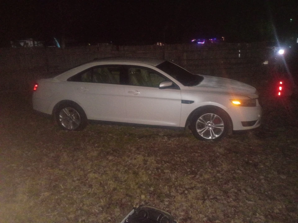 2013 Ford Taurus 5th Gen - Image 5 of 15