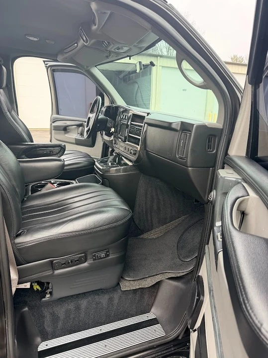 2013 GMC Savana - Image 8 of 11