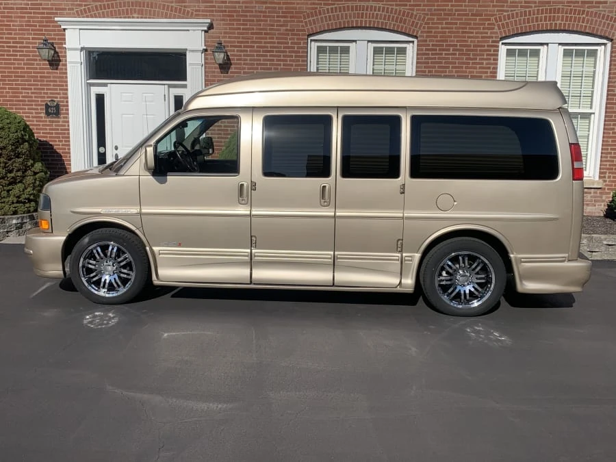 2013 GMC Savana - Image 2 of 11