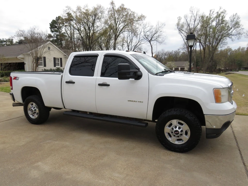 2013 GMC Sierra Heavy Duty 3rd Gen - Image 2 of 12
