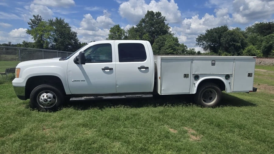 2013 GMC Sierra Heavy Duty 3rd Gen - Image 2 of 10