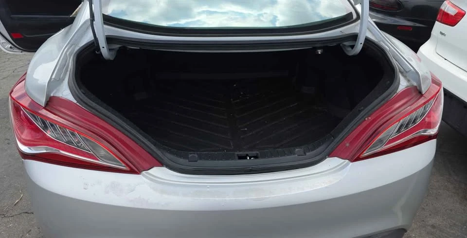 2013 Genesis - Image 9 of 10