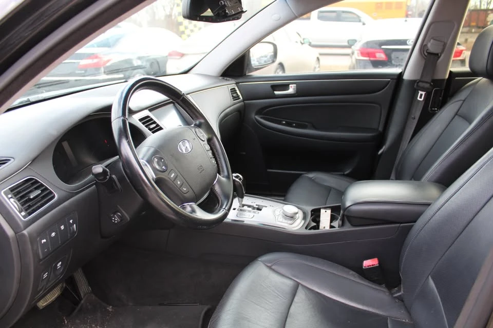 2013 Hyundai Genesis - Image 10 of 14